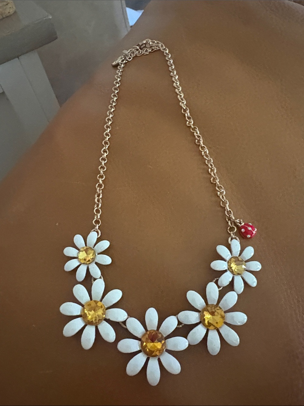 BETSEY JOHNSON IRIDESCENT DAISY ADJUSTABLE NECKLACE — VERY GOOD CONDITION